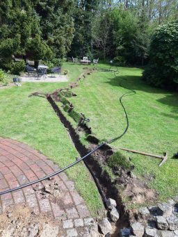 Wasserrohr Wasserrohr wird in ein Graben gesetzt